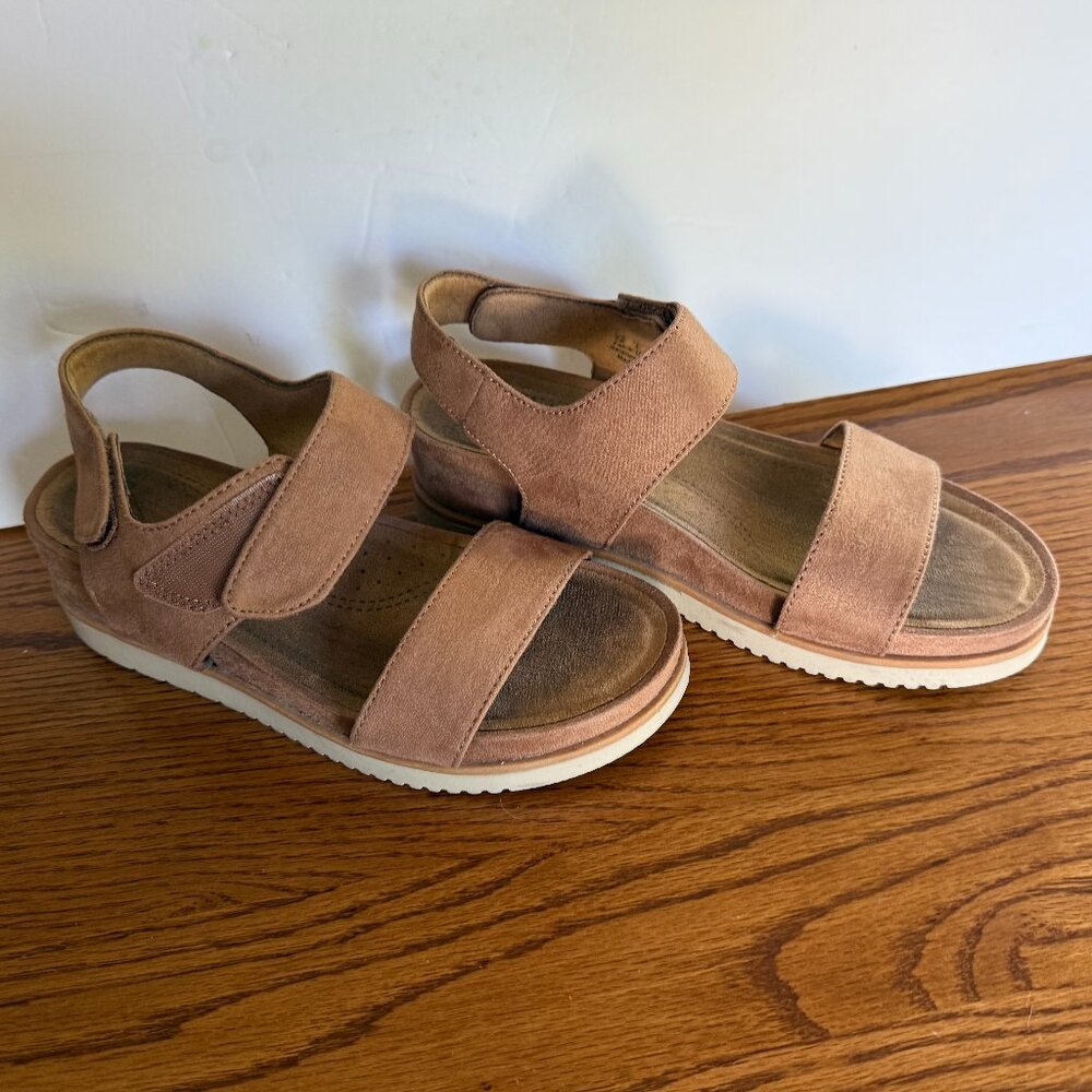 NATURAL SOUL Womens Tan Faux Suede Sandals Size 7
